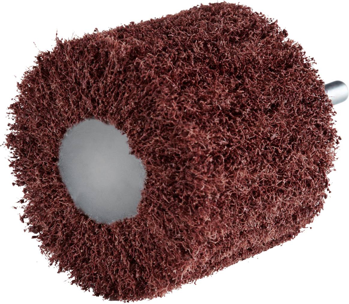 Czerwona nakładka ścierna o drobnej, teksturowanej powierzchni, zamontowana na metalowym trzpieniu. Odpowiednia do obróbki powierzchni.