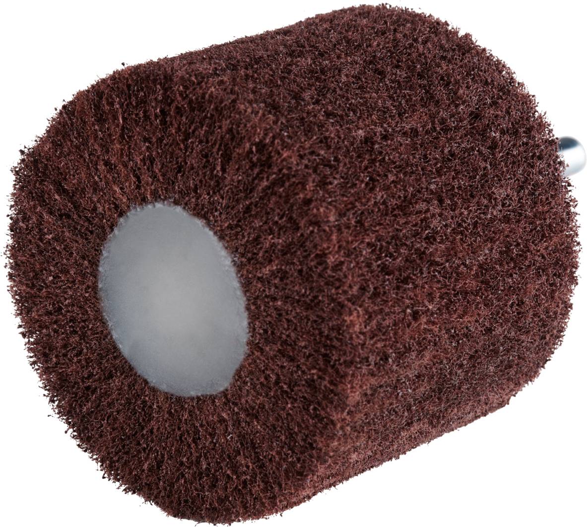 Czerwonobrązowa tarcza z włókniny ściernej z metalowym trzpieniem, przeznaczona do obróbki powierzchni i polerowania materiałów.