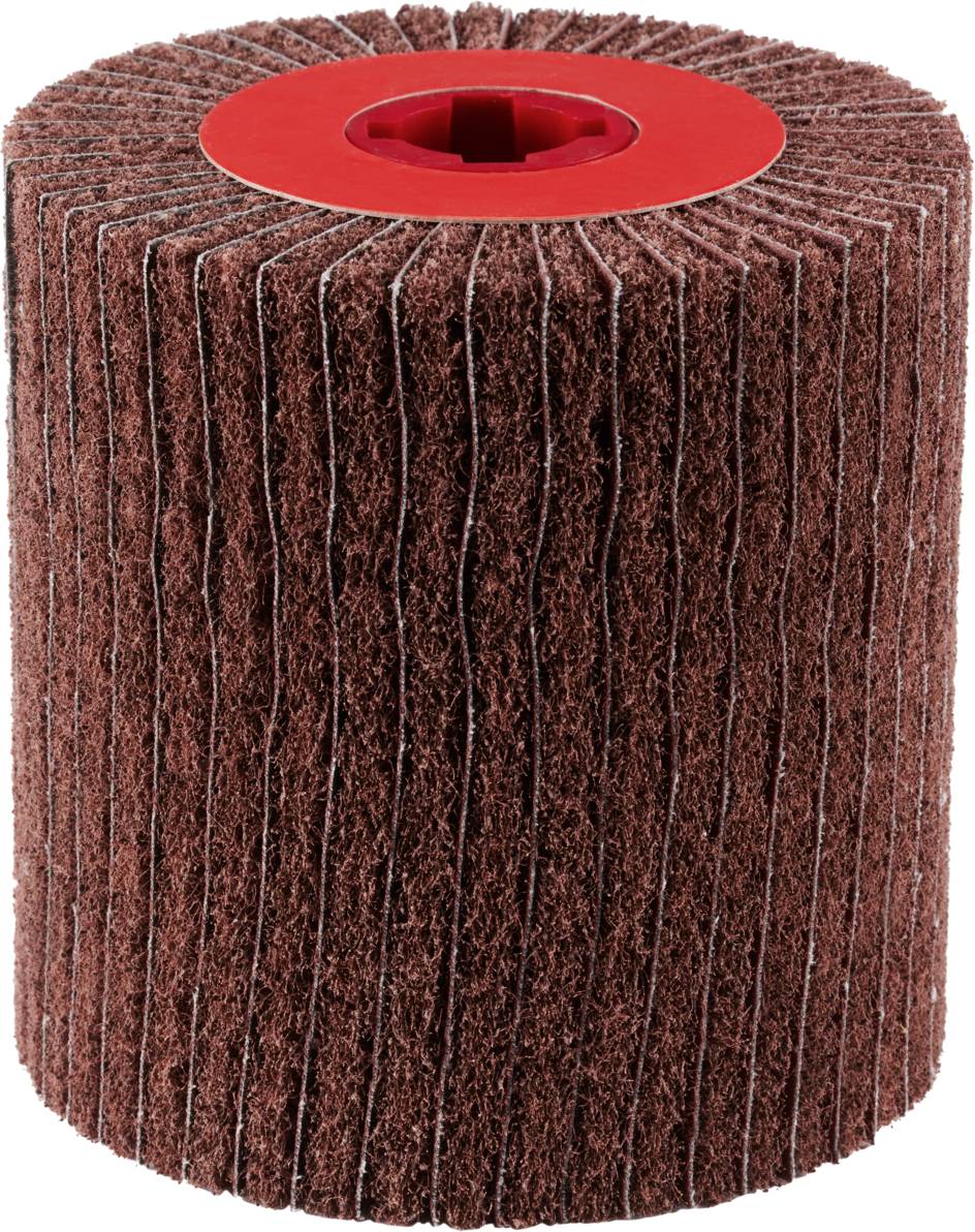 Okrągła tarcza szlifierska z czerwonymi włoskami i czerwonym rdzeniem z tworzywa sztucznego, na białym tle. Narzędzie do obróbki powierzchni.