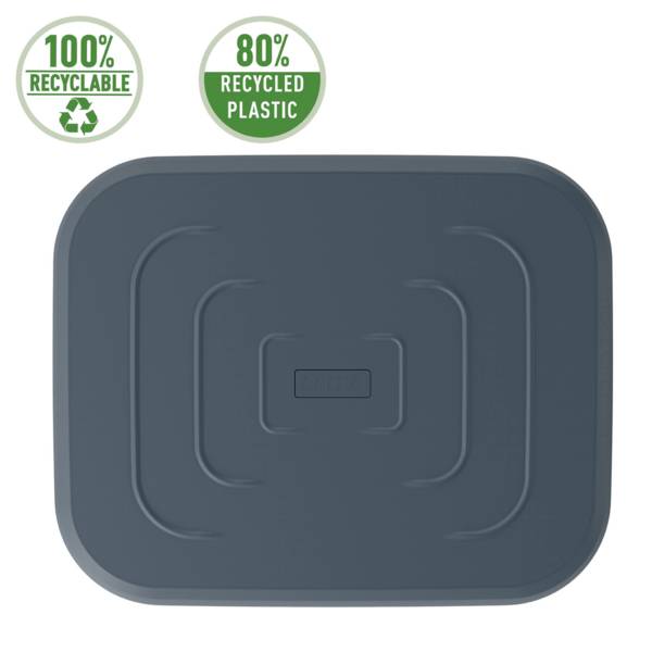 Ciemnoszara plastikowa pokrywka z napisem 'CURVER' i etykietami ekologicznymi: 100% nadająca się do recyklingu, 80% plastiku z recyklingu.