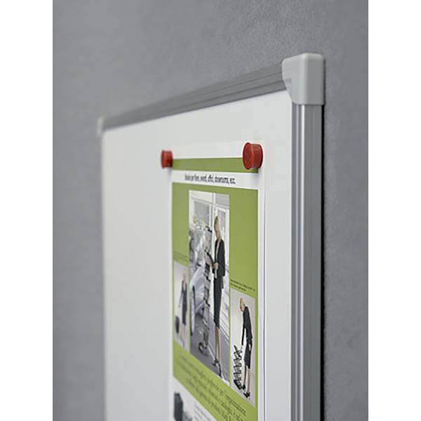 Biała tablica wisząca na ścianie, na której za pomocą czerwonych magnesów przymocowana jest kartka z obrazkami i tekstem.