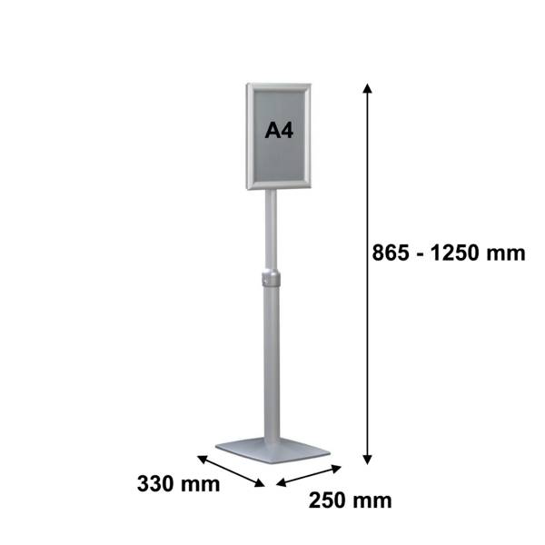 Srebrny stojak o regulowanej wysokości (865-1250 mm) z ramką na format A4, oparty na kwadratowej podstawie (330 x 250 mm).