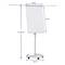 Mobilna tablica flipchart z regulacją wysokości, o maksymalnej wysokości 2200 mm, z powierzchnią roboczą o szerokości 680 mm i wysokości 1050 mm.