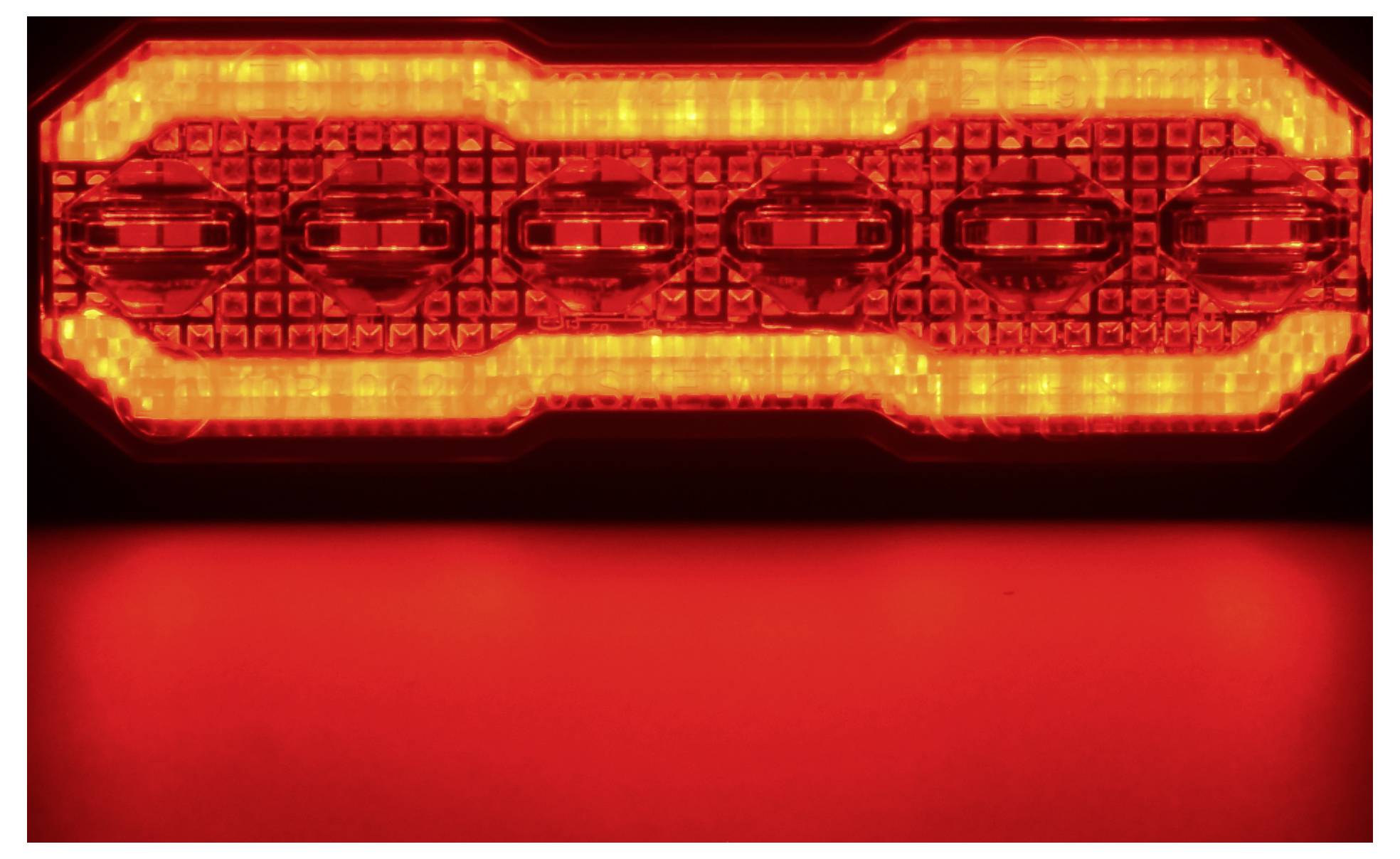 Czerwona lampa LED z sześciokątnym wzorem, jasno świecąca, generująca wyraziste światło do zastosowań związanych z bezpieczeństwem lub sygnalizacją.