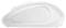 Biała mysz komputerowa z gumowanymi bokami dla lepszego uchwytu. Jest bezprzewodowa i posiada ergonomiczny kształt.