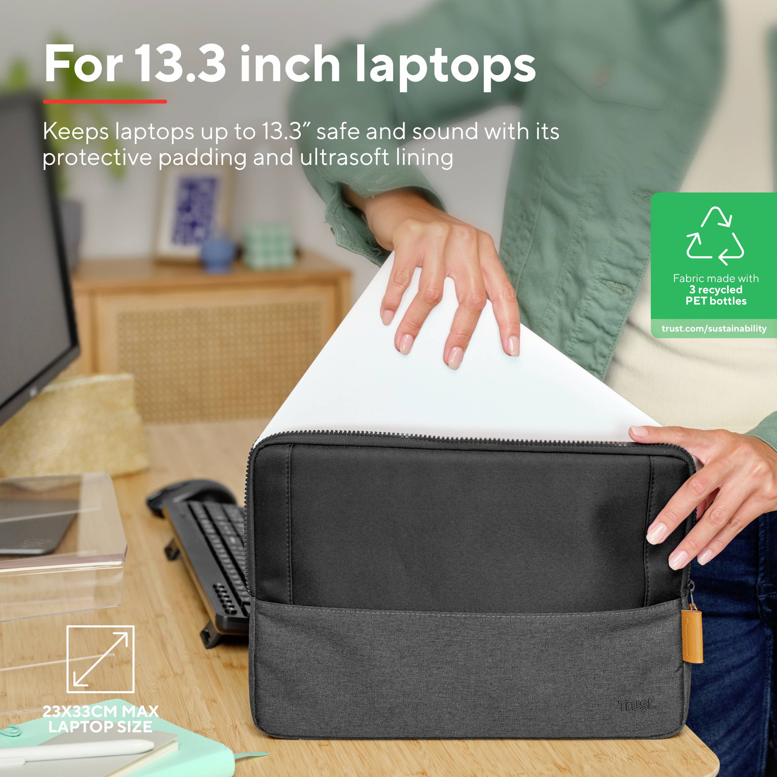 Dłoń wkłada laptopa do czarnej pokrowca na stole. Tekst głosi: "Dla laptopów 13,3 cala" i opisuje ochronę oraz dopasowanie.