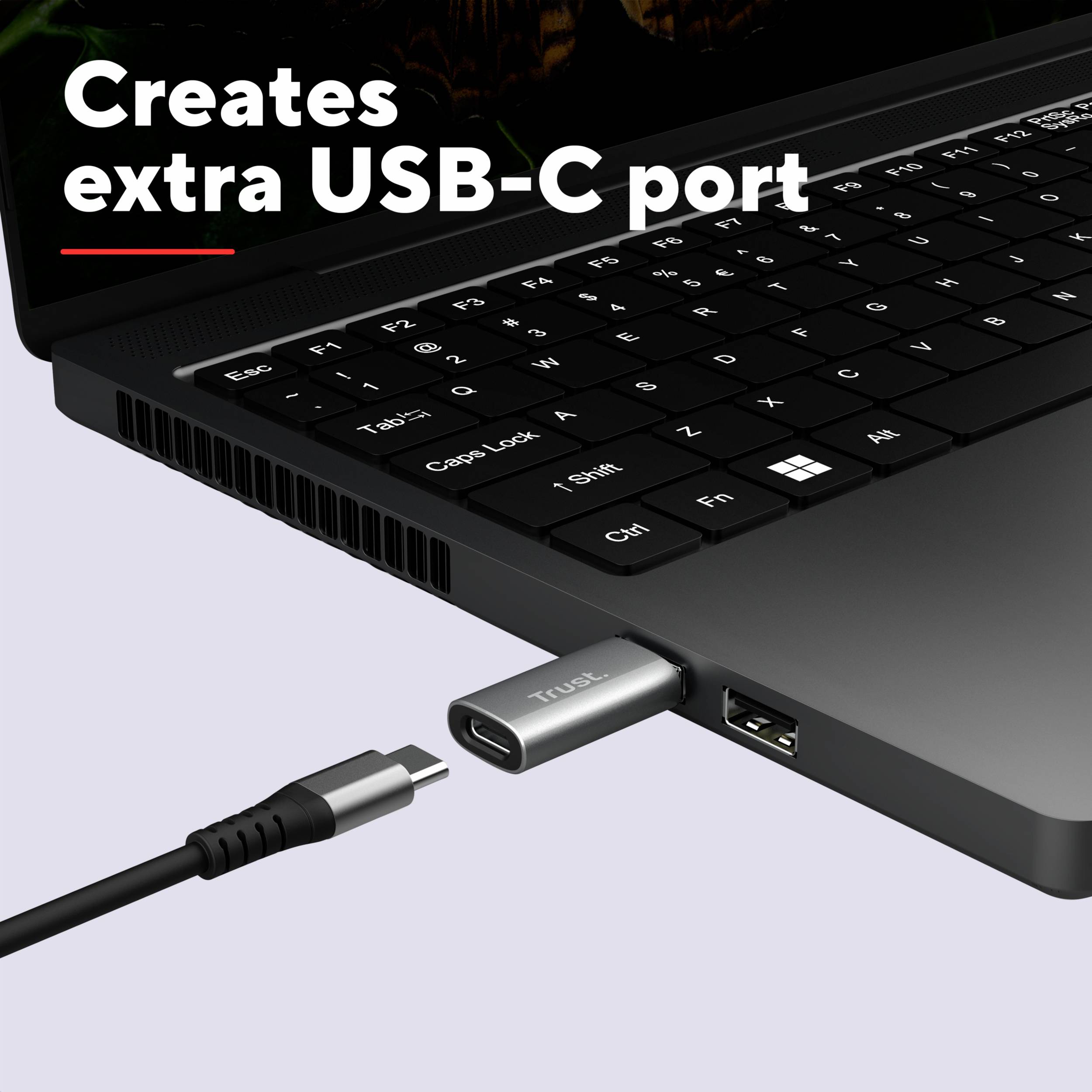 Hub USB-C rozszerza laptopa o dodatkowe złącze USB-C. Po lewej stronie znajduje się przewód podłączeniowy.