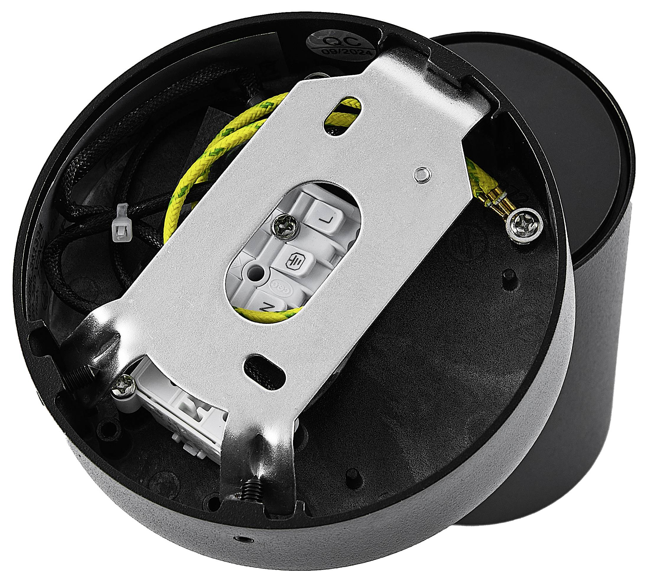 Obudowa urządzenia technicznego z odkrytym wnętrzem, w którym widoczne są przewody i metalowe mocowania.