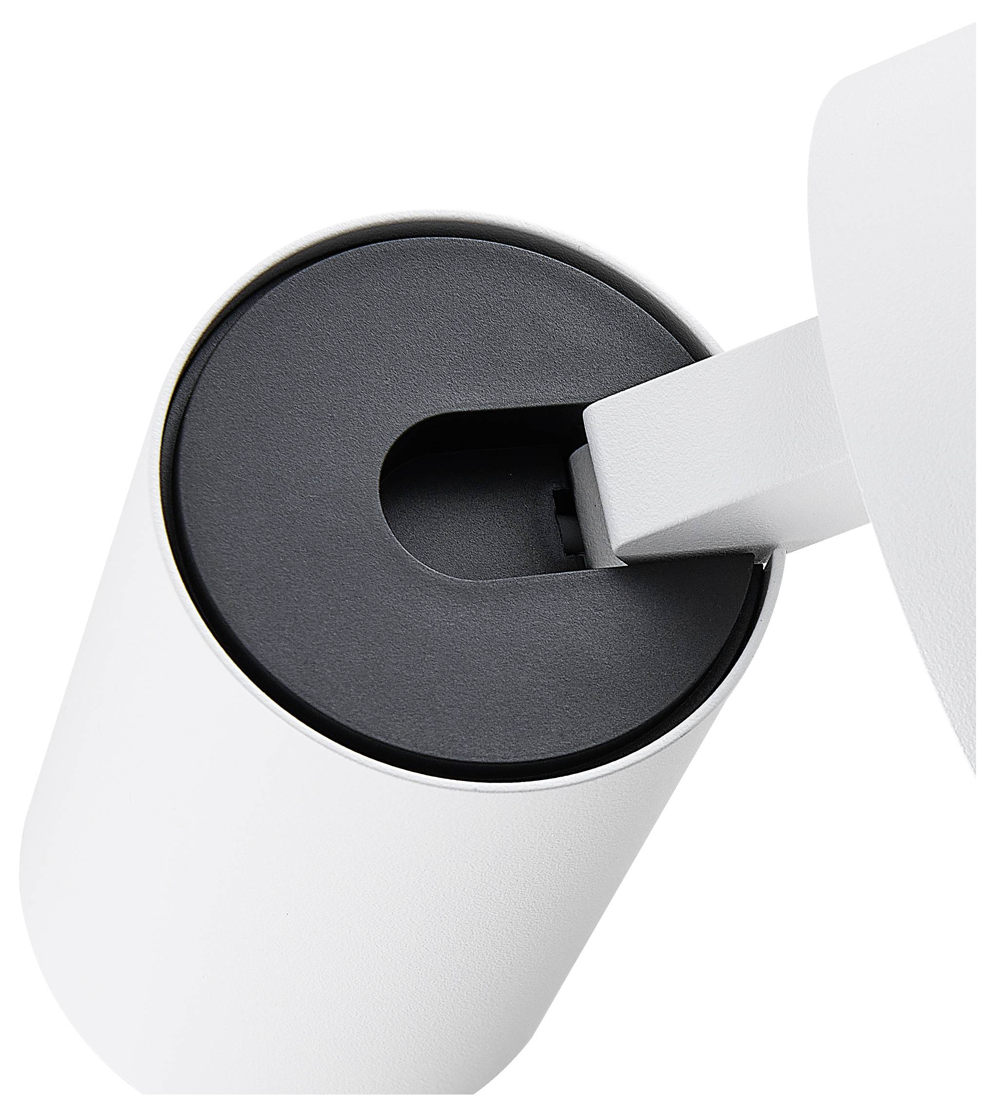 Biała cylindryczna lampa z czarną górnymi, umieszczona pod skosem. Nowoczesny, minimalistyczny design do oświetlenia wnętrz.