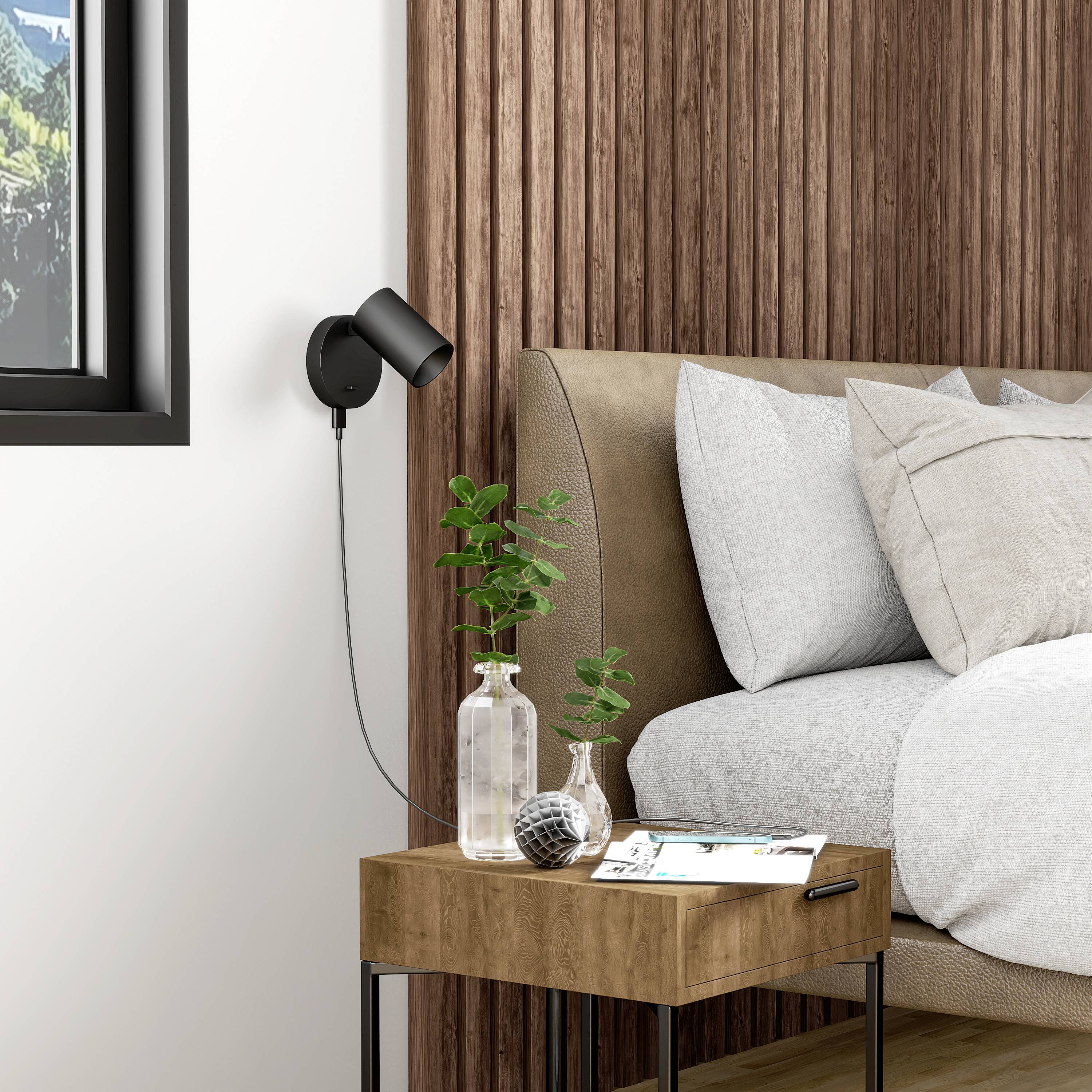 Nowoczesny narożnik salonu z szarą sofą, drewnianym stolikiem, dekoracyjną rośliną i kinkietem. Przyjemna i przytulna atmosfera.