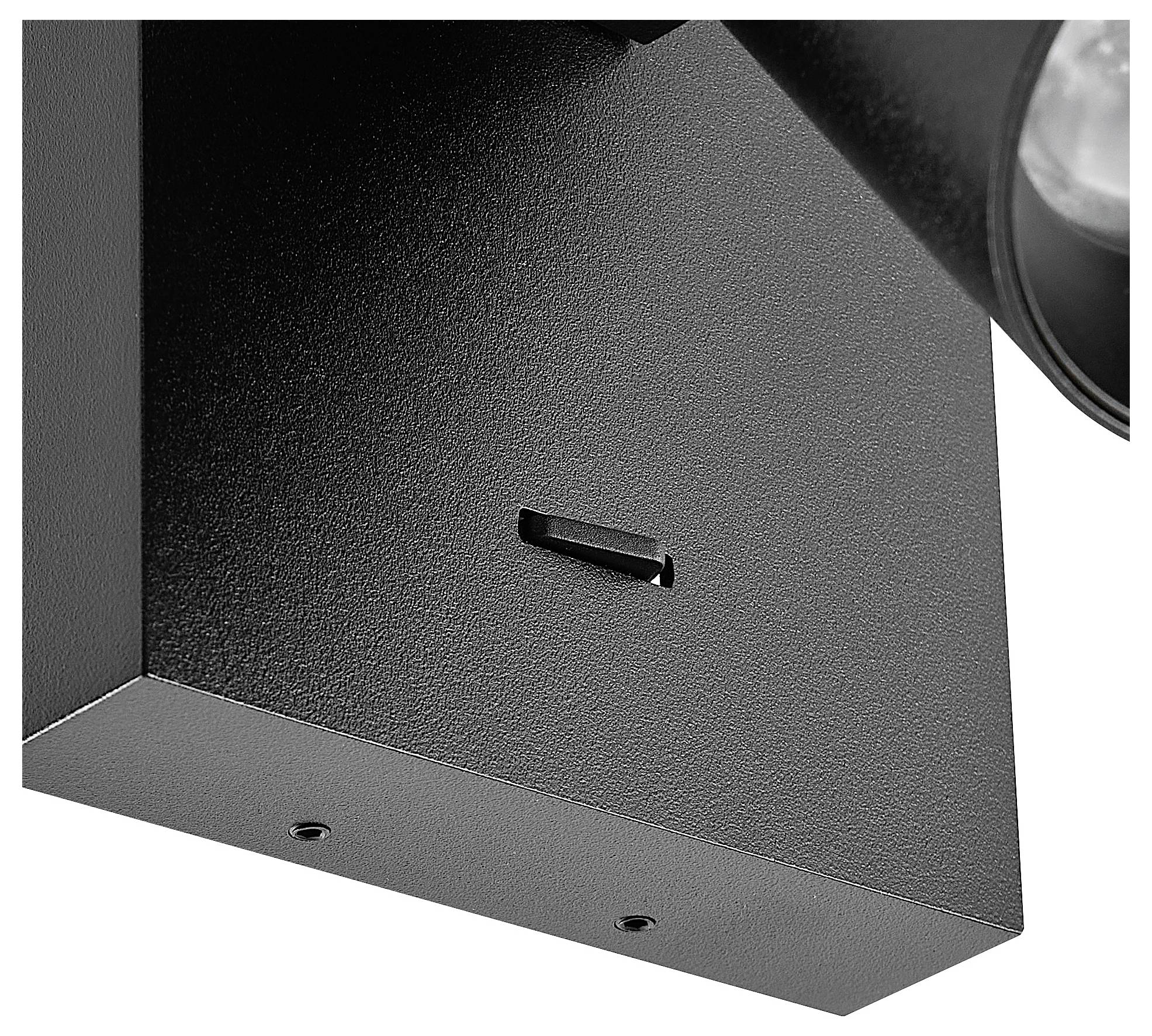 Czarna lampa ścienna z metalu o strukturowanym, matowym wykończeniu. Prezentuje wyraźnie zdefiniowany kształt z gładkimi krawędziami.