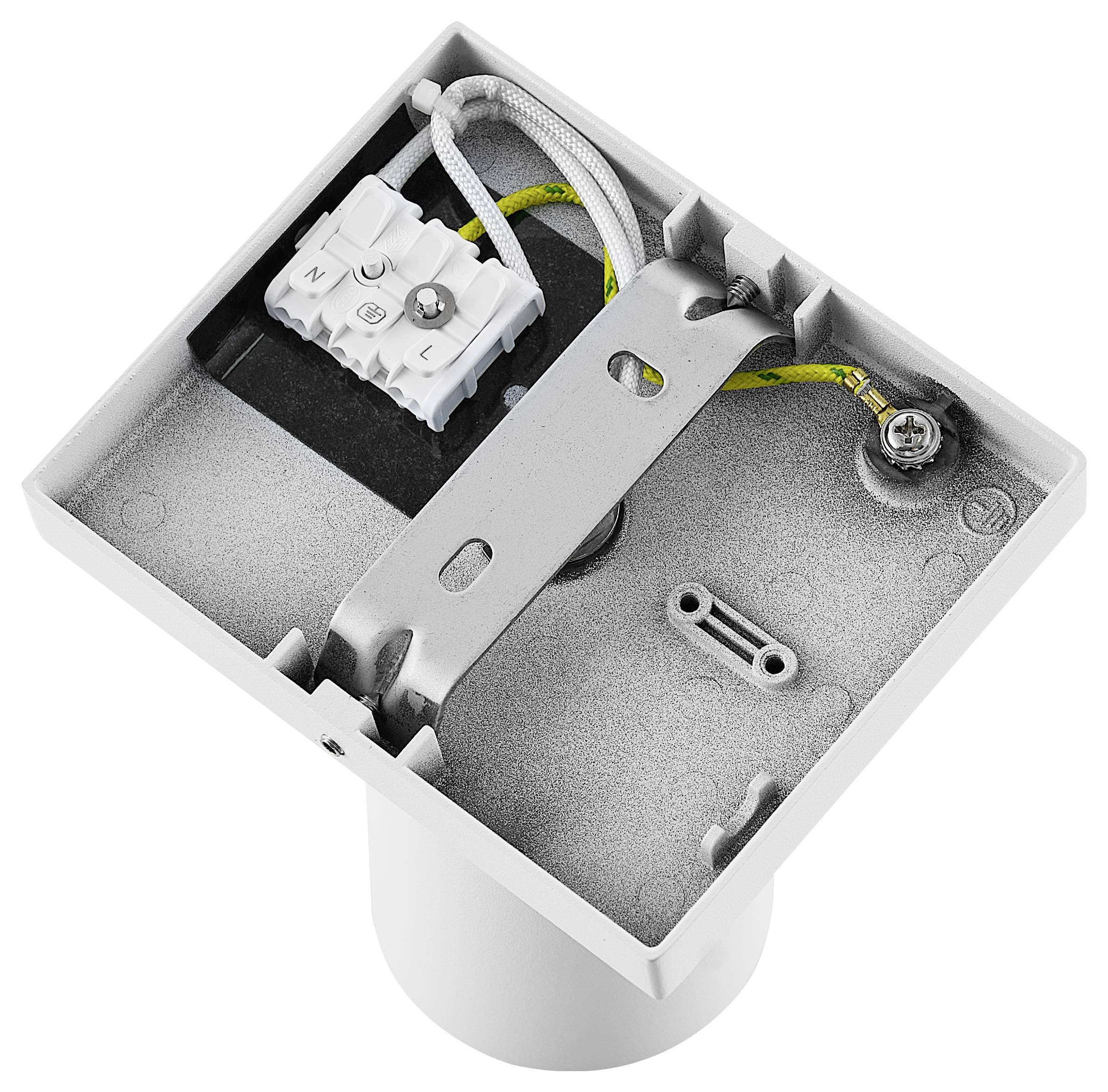 Biała kwadratowa ramka gniazda elektrycznego z widocznym okablowaniem i metalowym mocowaniem, stosowana do podłączeń elektrycznych.