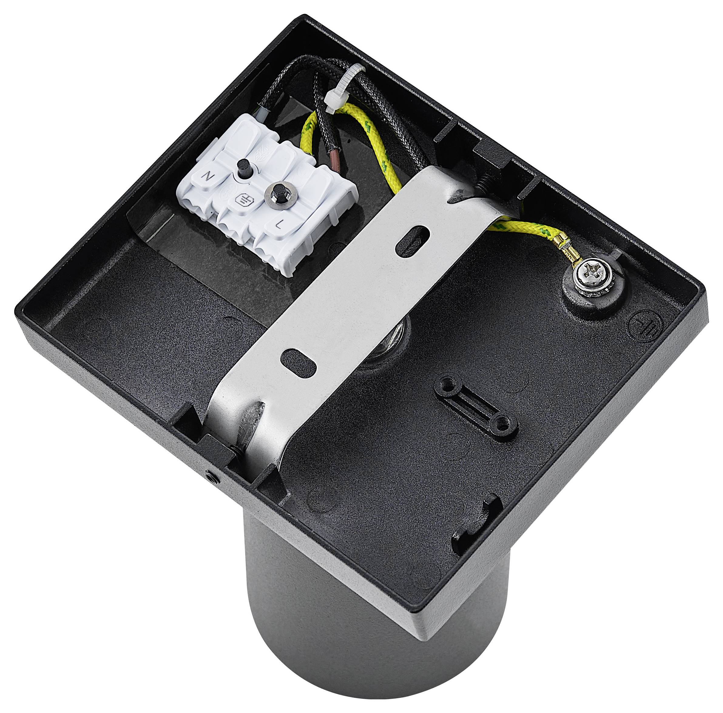 Czarna oprawka lampy z metalowym mocowaniem i przewodami elektrycznymi wewnątrz. Widoczne połączenie śrubowe i zaciski kablowe.