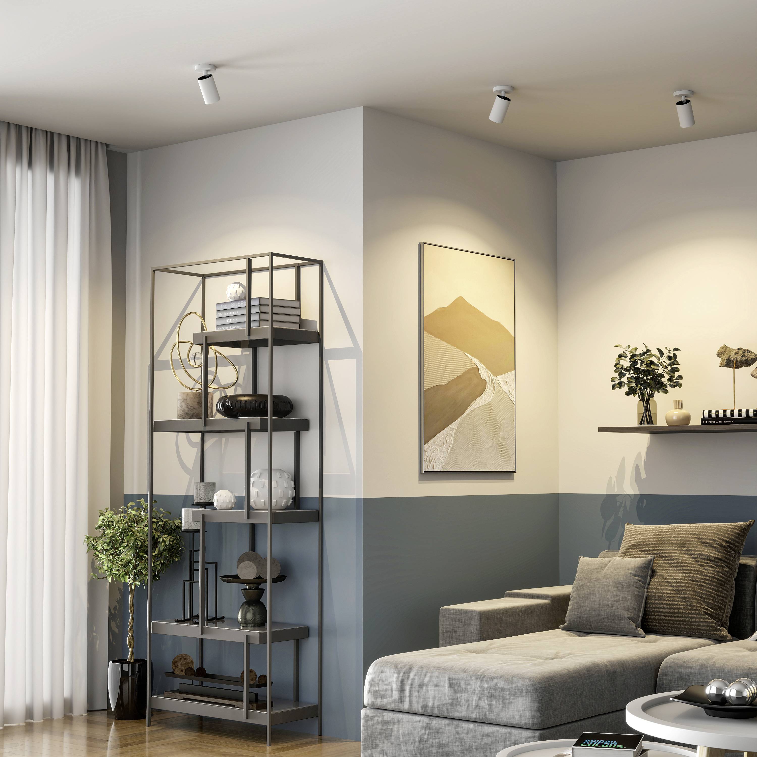 Nowoczesny salon z szarą sofą, dekoracyjną półką, obrazem ściennym i roślinami. Ciepłe światło tworzy przytulną atmosferę.