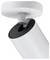 Biała, cylindryczna lampa sufitowa z obrotową głowicą, zamontowana przy suficie. Idealna do precyzyjnego oświetlenia.
