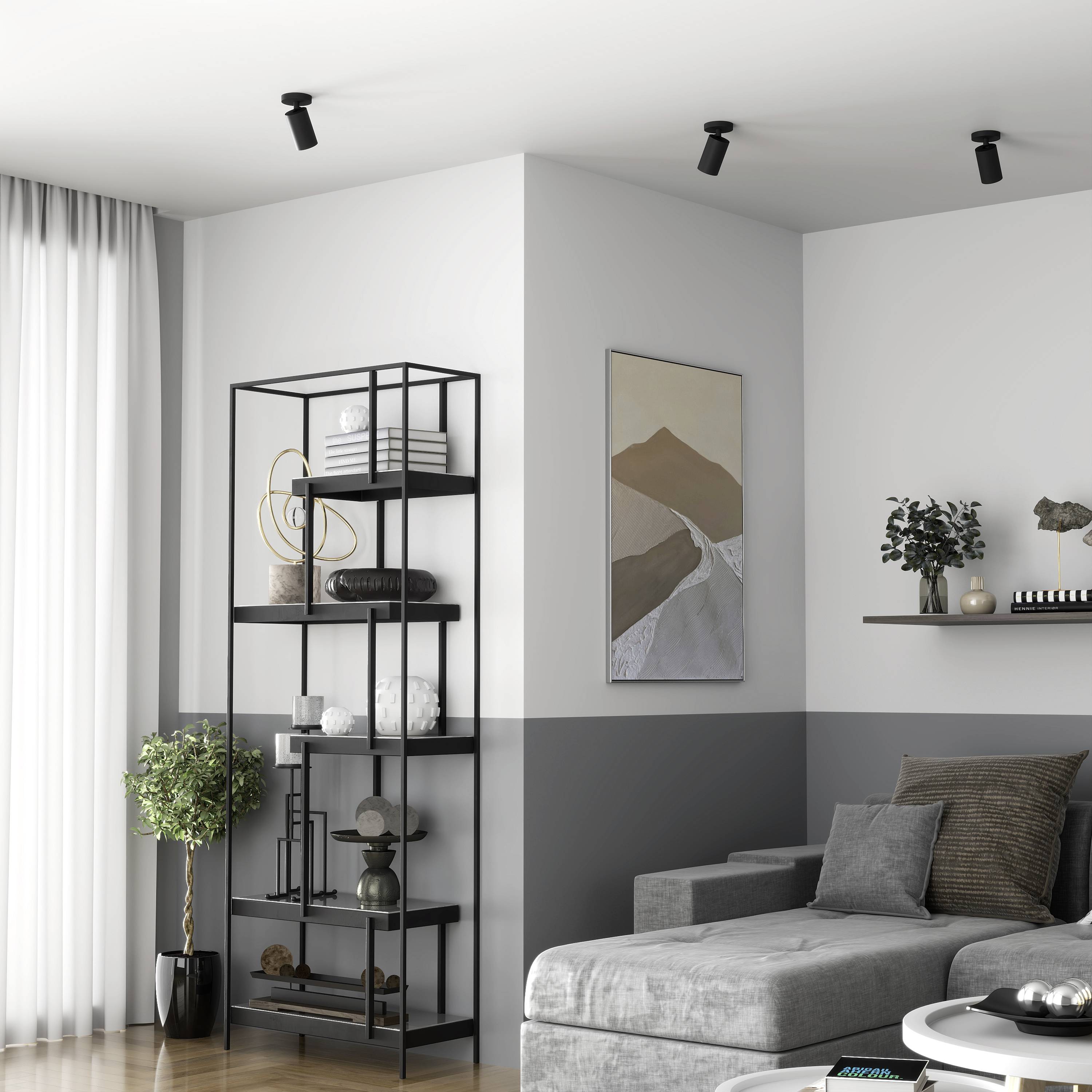 Salon z szarą sofą, półkami z dekoracjami, roślinami i nowoczesną sztuką ścienną. Jasne i stylowe wnętrze.