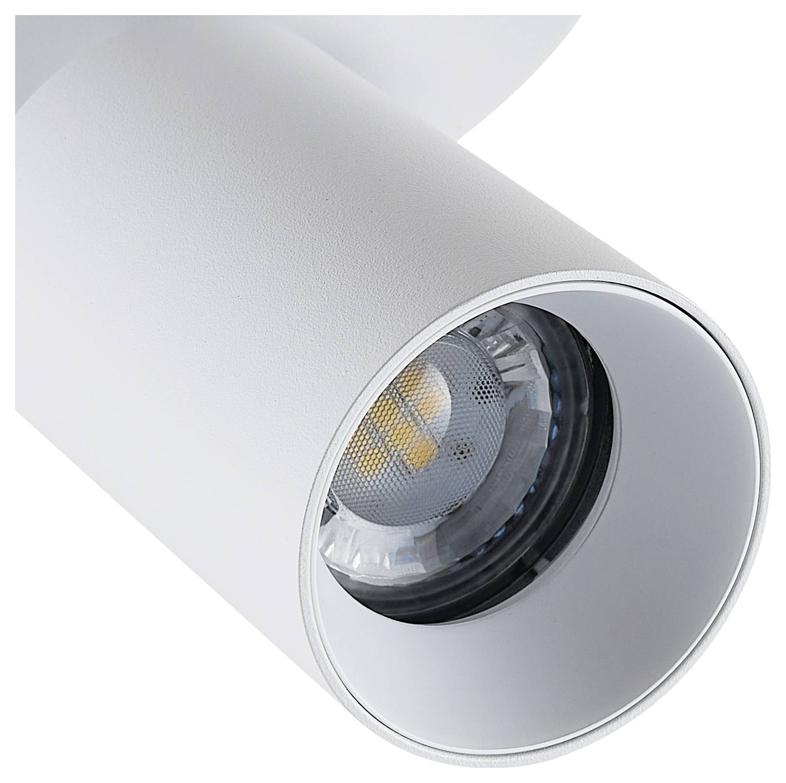 Pojedynczy, okrągły reflektor LED wykonany z białego metalu, widok na źródło światła.