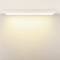 Minimalistyczna lampa sufitowa LED z ciepłym białym światłem, równomiernie rozłożona w pomieszczeniu.