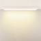 Świecąca lampa sufitowa w minimalistycznym pomieszczeniu, rozpraszająca miękkie, ciepłe światło w dół.