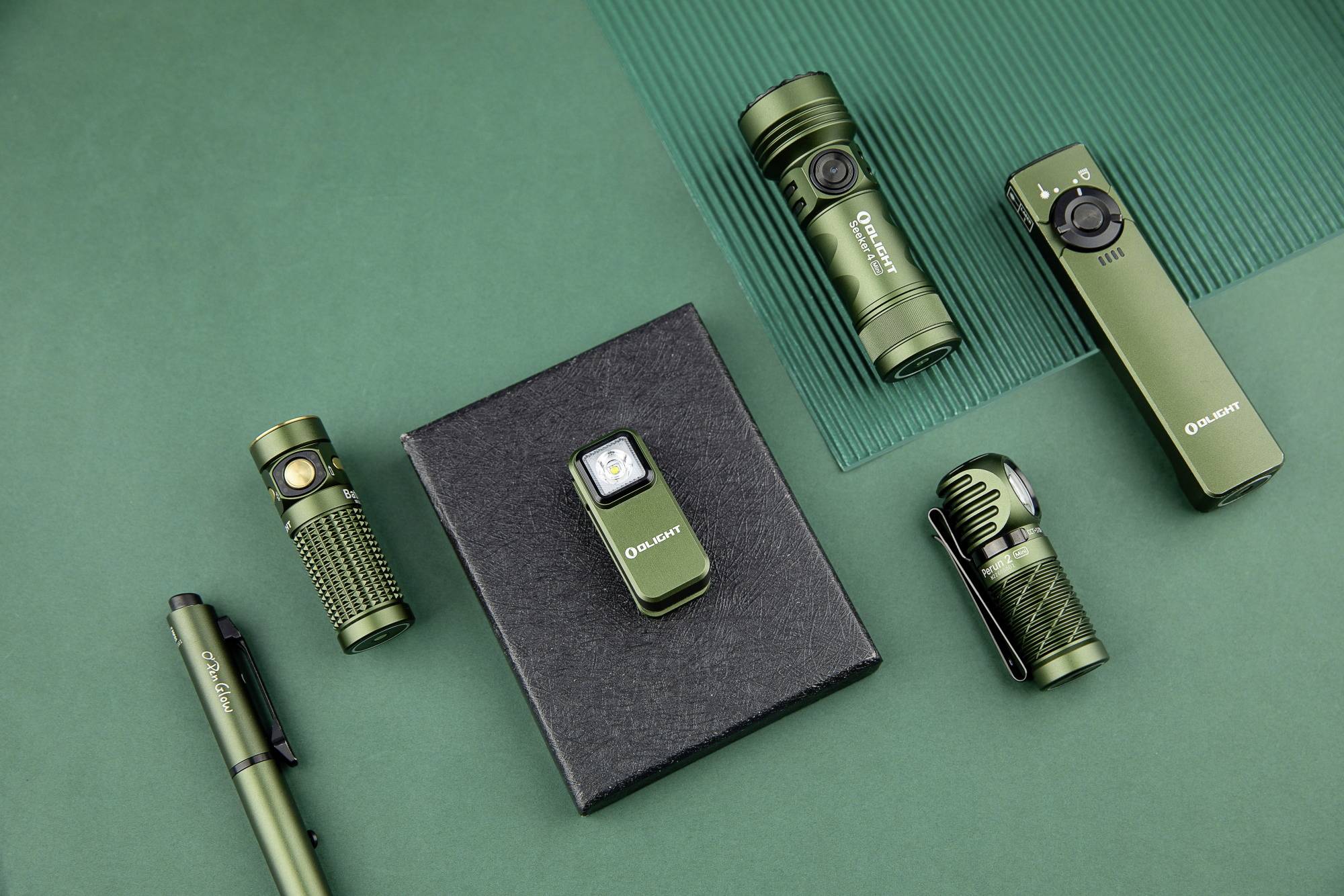 Zielone latarki LED o różnych rozmiarach i kształtach są ułożone wokół czarnego pudełka na zielonym tle.