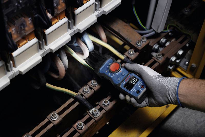 Цифровой токоизмерительный клещевой прибор Bosch Professional GFM 1000-15 LoZ, класс защиты CAT IV, напряжение 600 В.