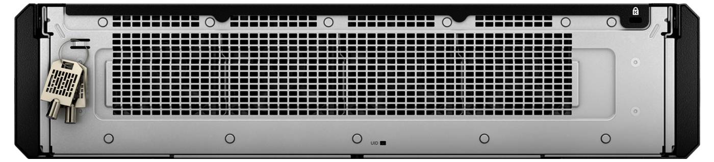 Tylna strona serwera z kratką wentylacyjną i zamkiem zabezpieczającym, który uniemożliwia nieupoważniony dostęp.