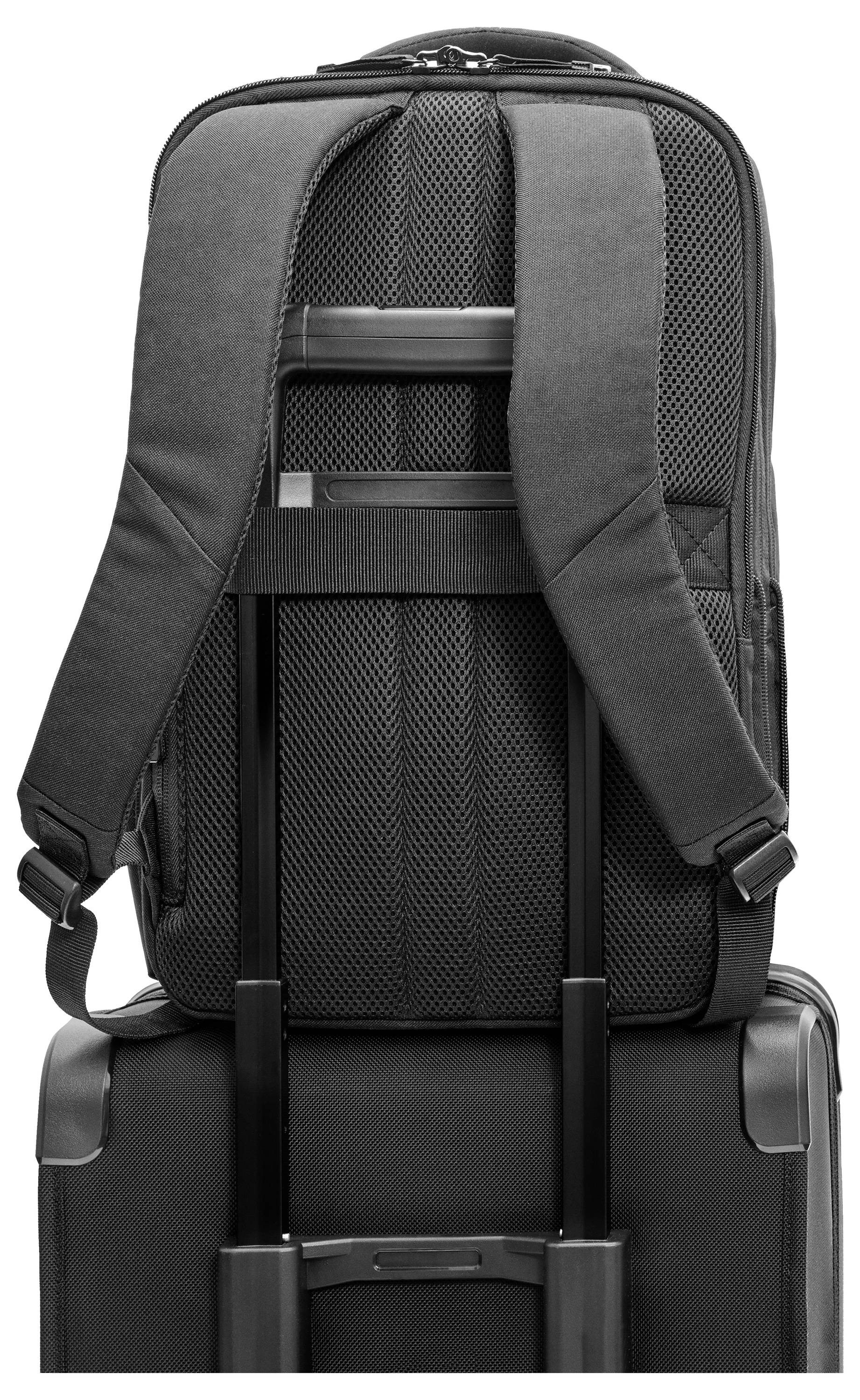 Czarny plecak spoczywa na walizce na kółkach, prezentując pętelkę z tyłu do mocowania i łatwego transportu.