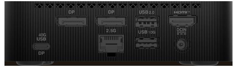 Panel tylny urządzenia z różnymi portami, w tym trzema wyjściami DisplayPort, jednym portem USB 2.0, jednym portem USB 10G, jednym portem Ethernet 2.5G, wyjściem HDMI i wejściem zasilania DC.