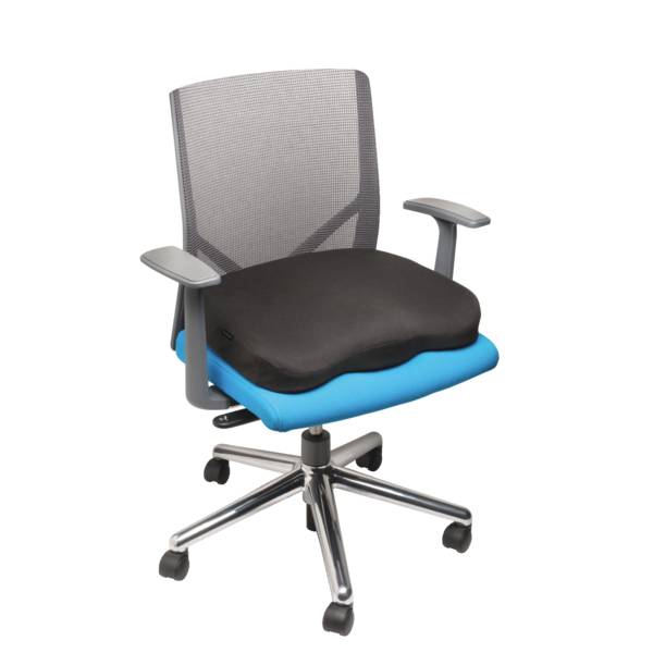 Fotel biurowy z siateczkowym oparciem, podłokietnikami oraz ergonomiczną poduszką siedziskową w kolorach czarnym i niebieskim, zamontowany na srebrnej podstawie obrotowej.