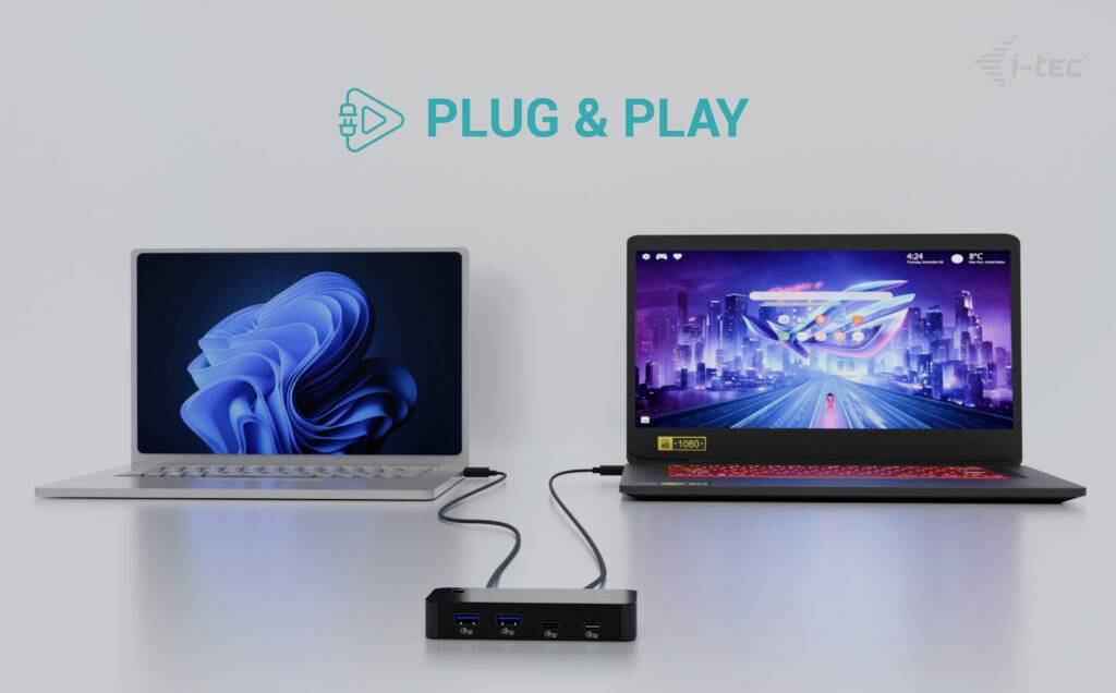 Dwa laptopy są połączone przez hub USB. Po lewej stronie laptop z niebieskim ekranem, po prawej laptop z kolorowym tłem. Na górze widnieje napis 'Plug & Play'.