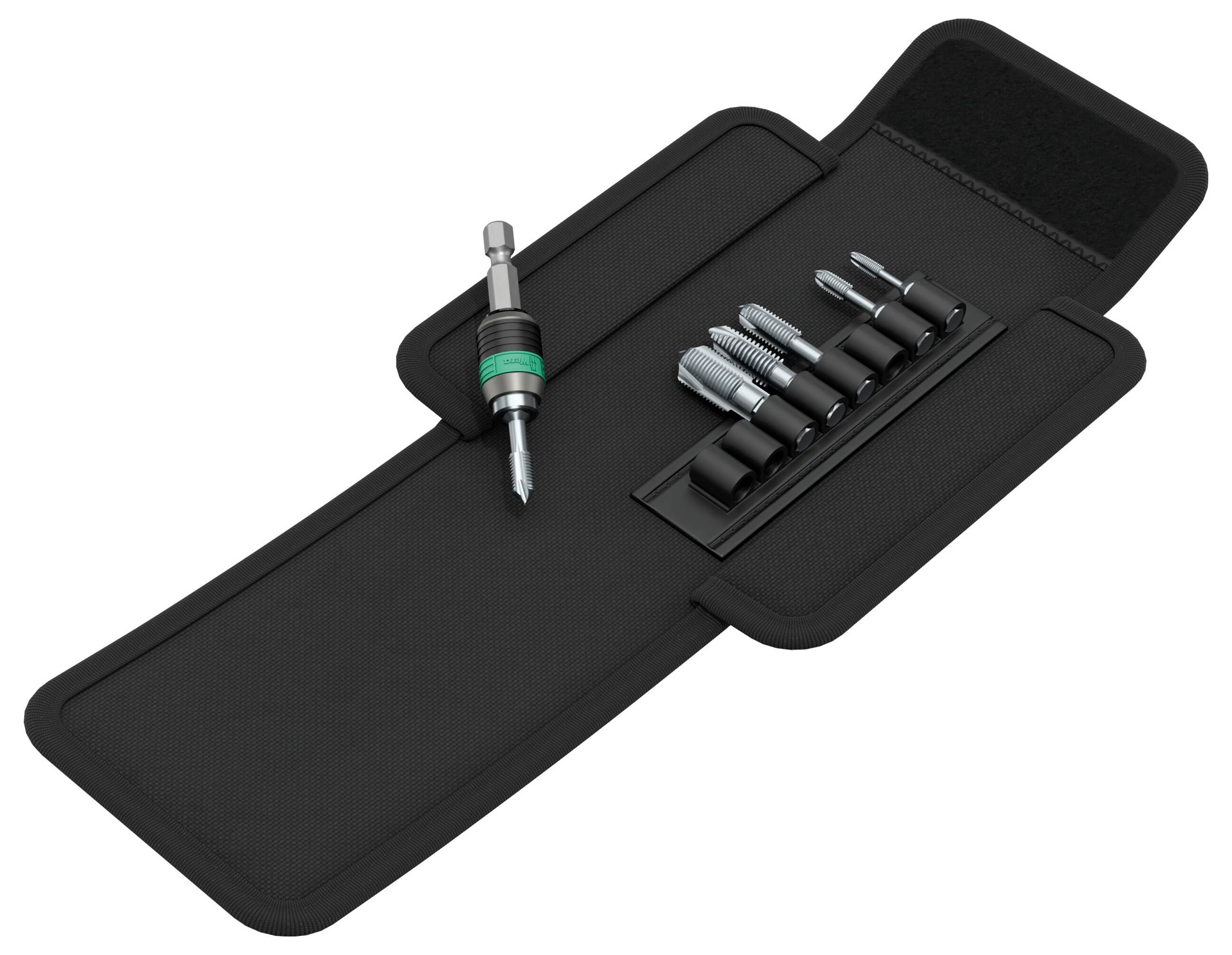 Czarne etui z sześcioma końcówkami wiertarskimi i zielonym uchwytem, otwarte na płaskiej powierzchni.