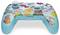 Niebieskobiały kontroler do gier, ozdobiony kolorowymi naklejkami z różnych motywów wideo, w tym monet i postaci komiksowych.