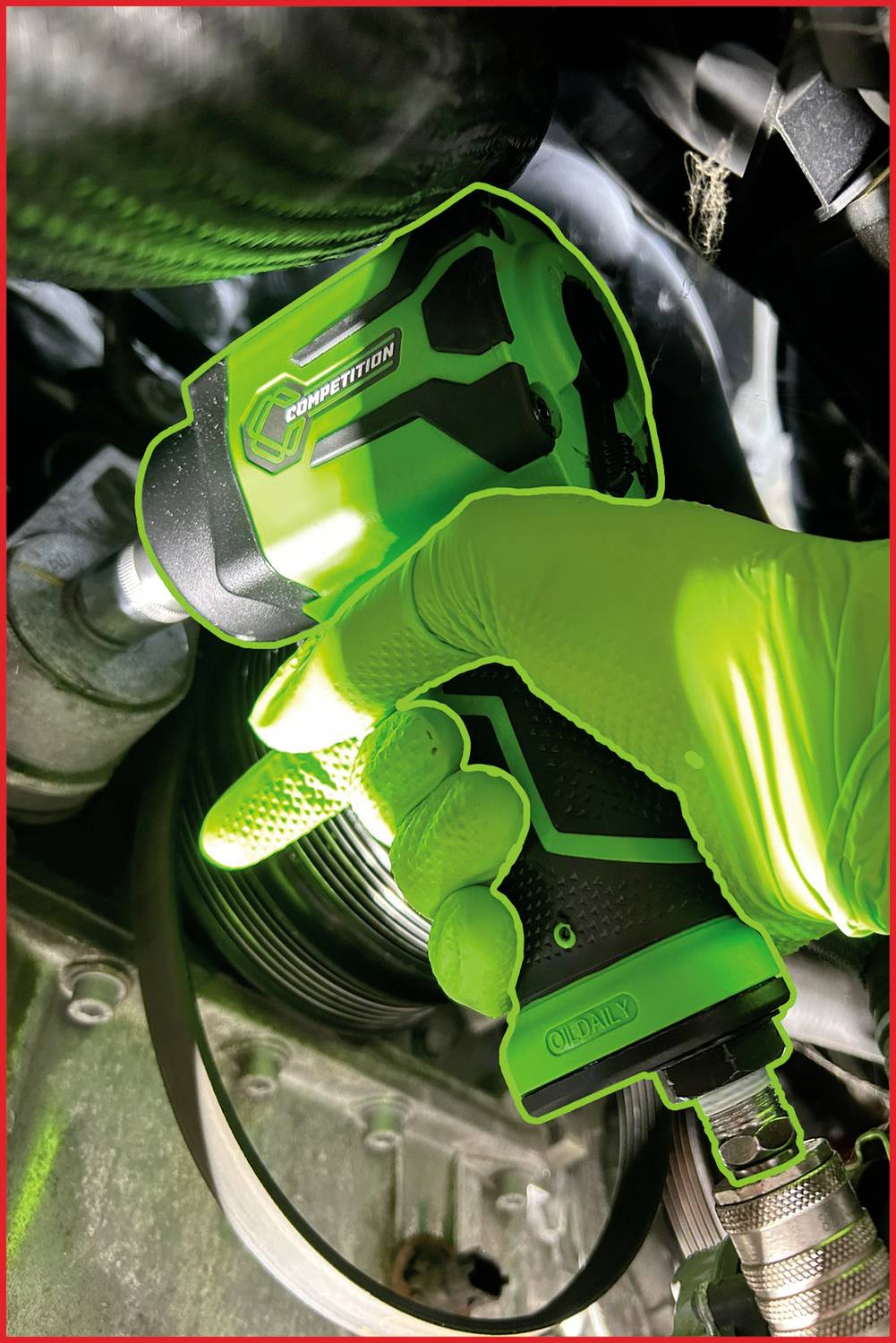 Osoba w zielonym rękawicu używa zielonego elektrycznego wkrętaka do pracy przy silniku pojazdu.