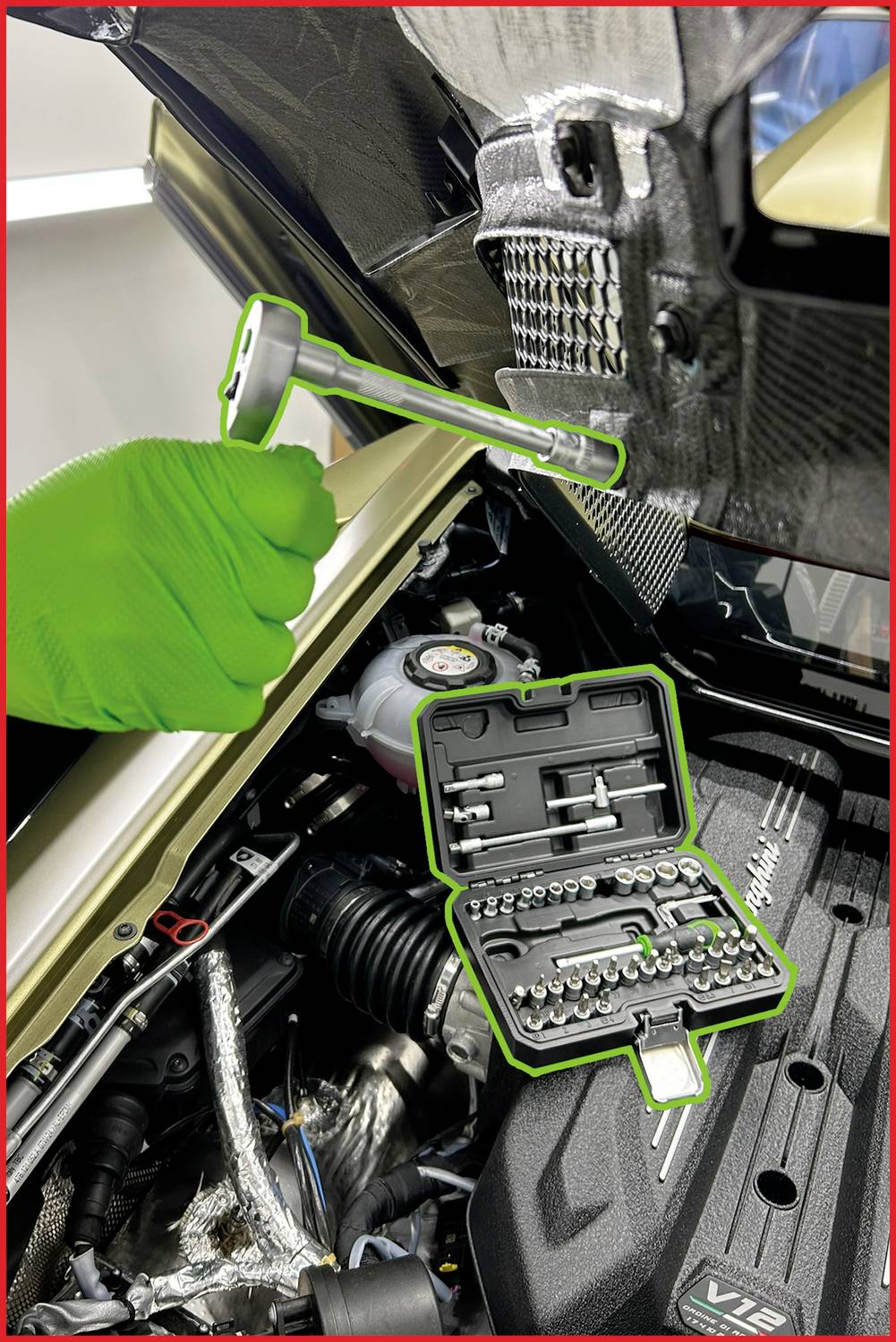 Osoba w zielonych rękawiczkach naprawia silnik. Otwarta skrzynka narzędziowa z grotami i grzechotką jest widoczna.