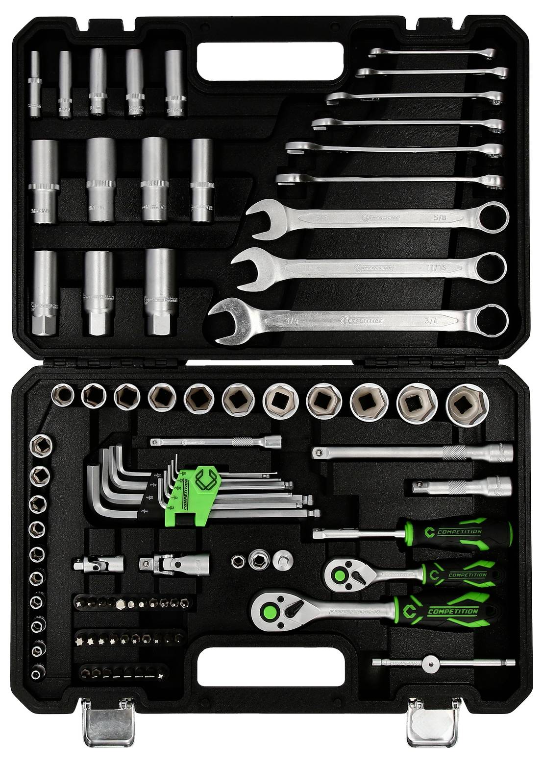 Otwarty kufer z narzędziami z różnymi kluczami, śrubokrętami i nasadkami. Wszystko jest starannie ułożone w przegródkach.