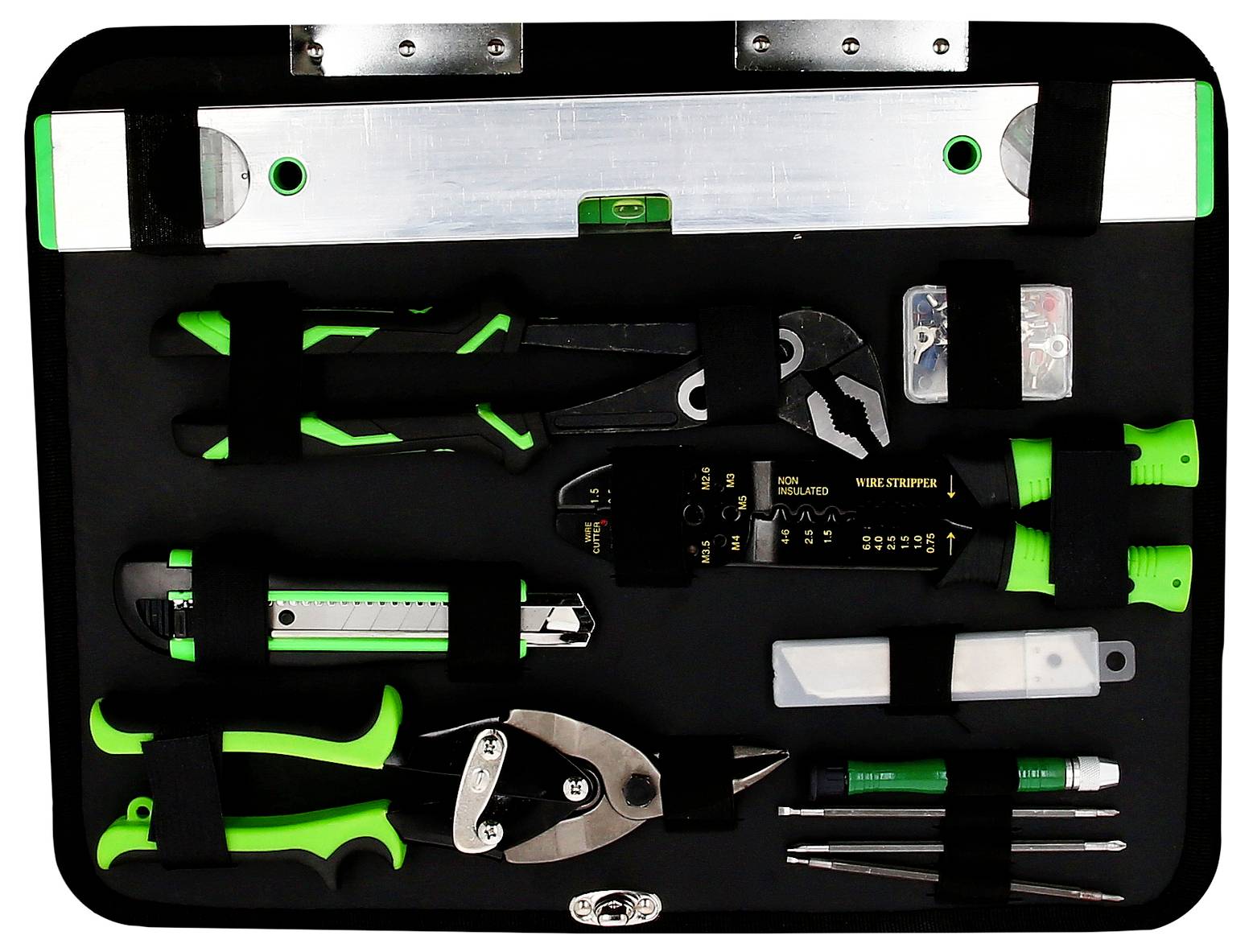 Zestaw narzędzi z zielono-czarnymi szczypcami, wkrętakami, poziomnicą i nożem do cięcia, starannie ułożony i zabezpieczony w czarnym pokrowcu.
