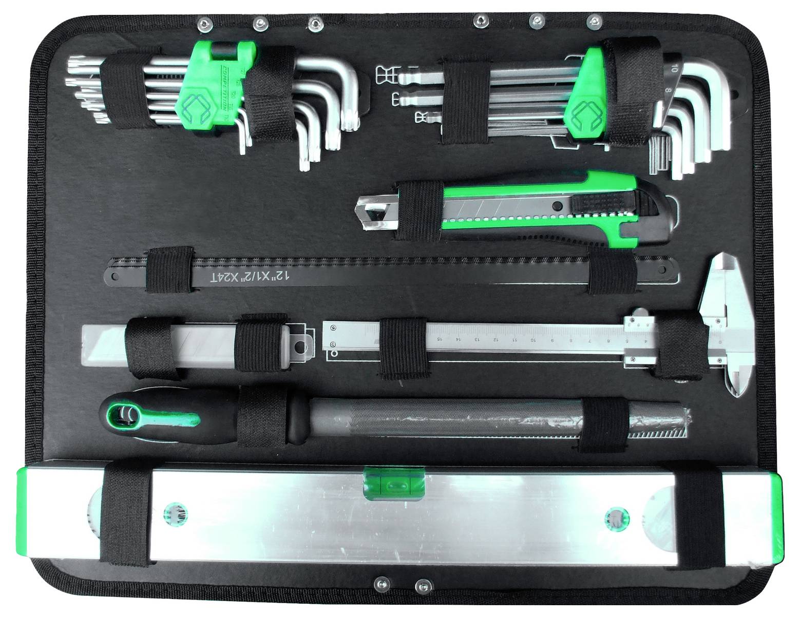 Zestaw narzędzi w otwartym etui z kluczami, śrubokrętami, nożem do cięcia, linijkami i poziomicą. Idealny dla majsterkowiczów.