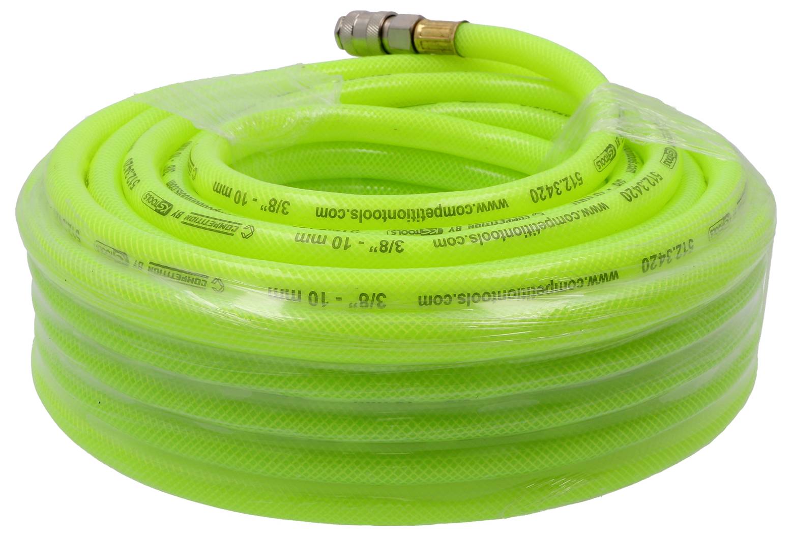 Zielony, zwinięty wąż ogrodowy z metalowym złączem, leżący na białej powierzchni.