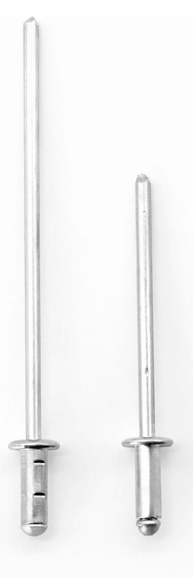 Dwa różnej wielkości srebrne nity jednostronne ułożone obok siebie, prezentujące zróżnicowaną długość i grubość do różnych zastosowań mocujących.