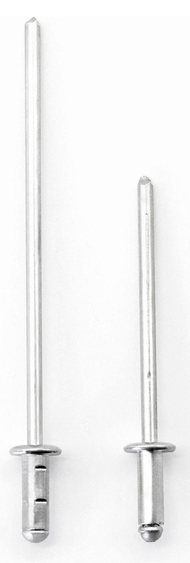 Dwa srebrne nity ślepe o różnych rozmiarach, umieszczone obok siebie na białym tle.