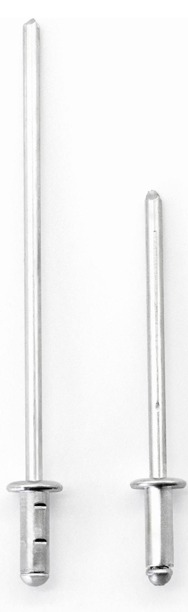 Dwa srebrne nity ślepe o różnej długości na białym tle.