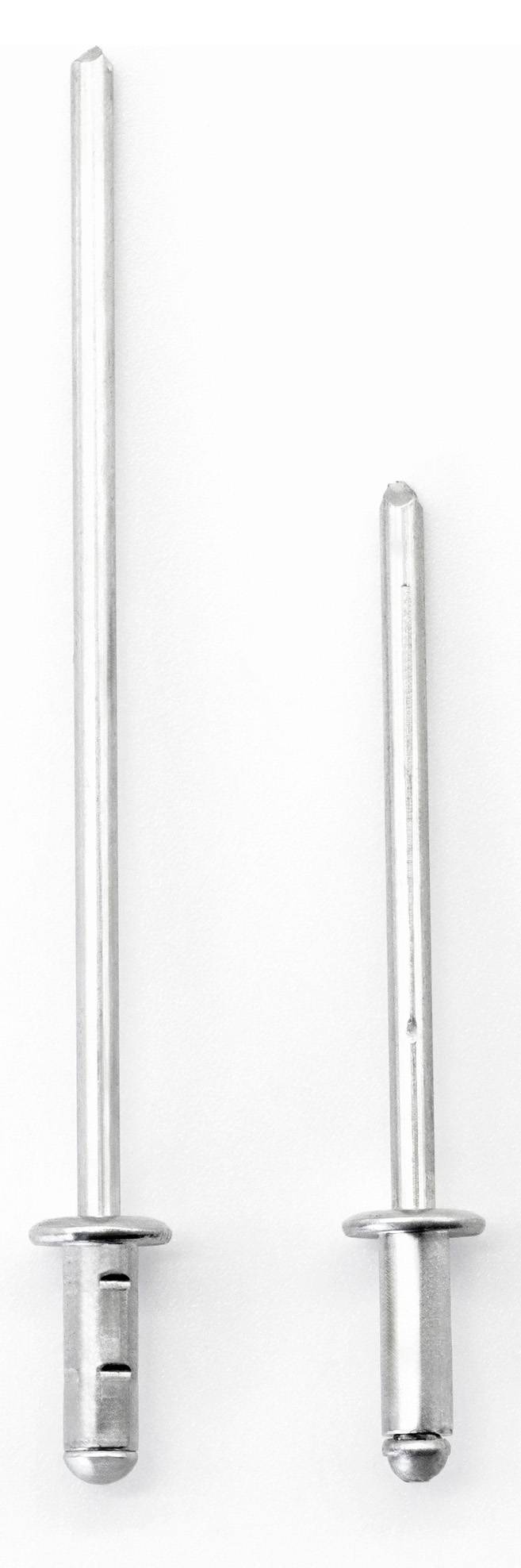 Dwa srebrne nity jednostronne o różnych rozmiarach na białym tle, używane do łączenia materiałów bez dostępu do obu stron.