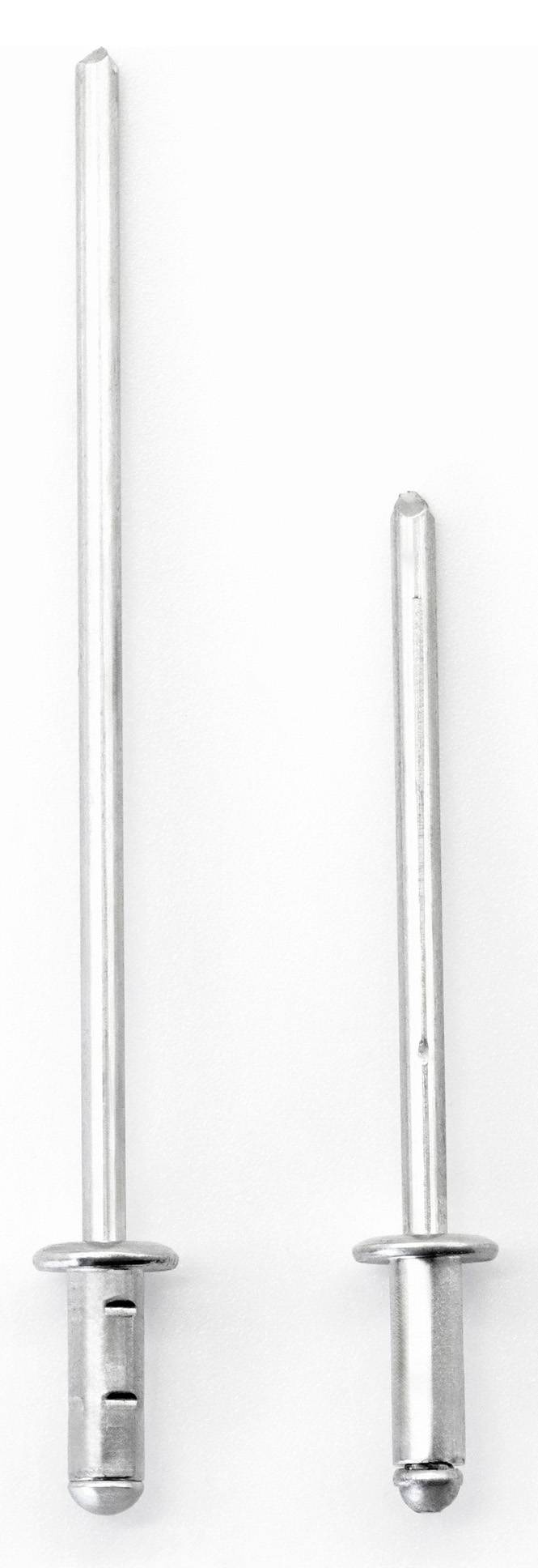 Dwa srebrne nity ślepe, jeden większy od drugiego, stoją obok siebie na białym tle.