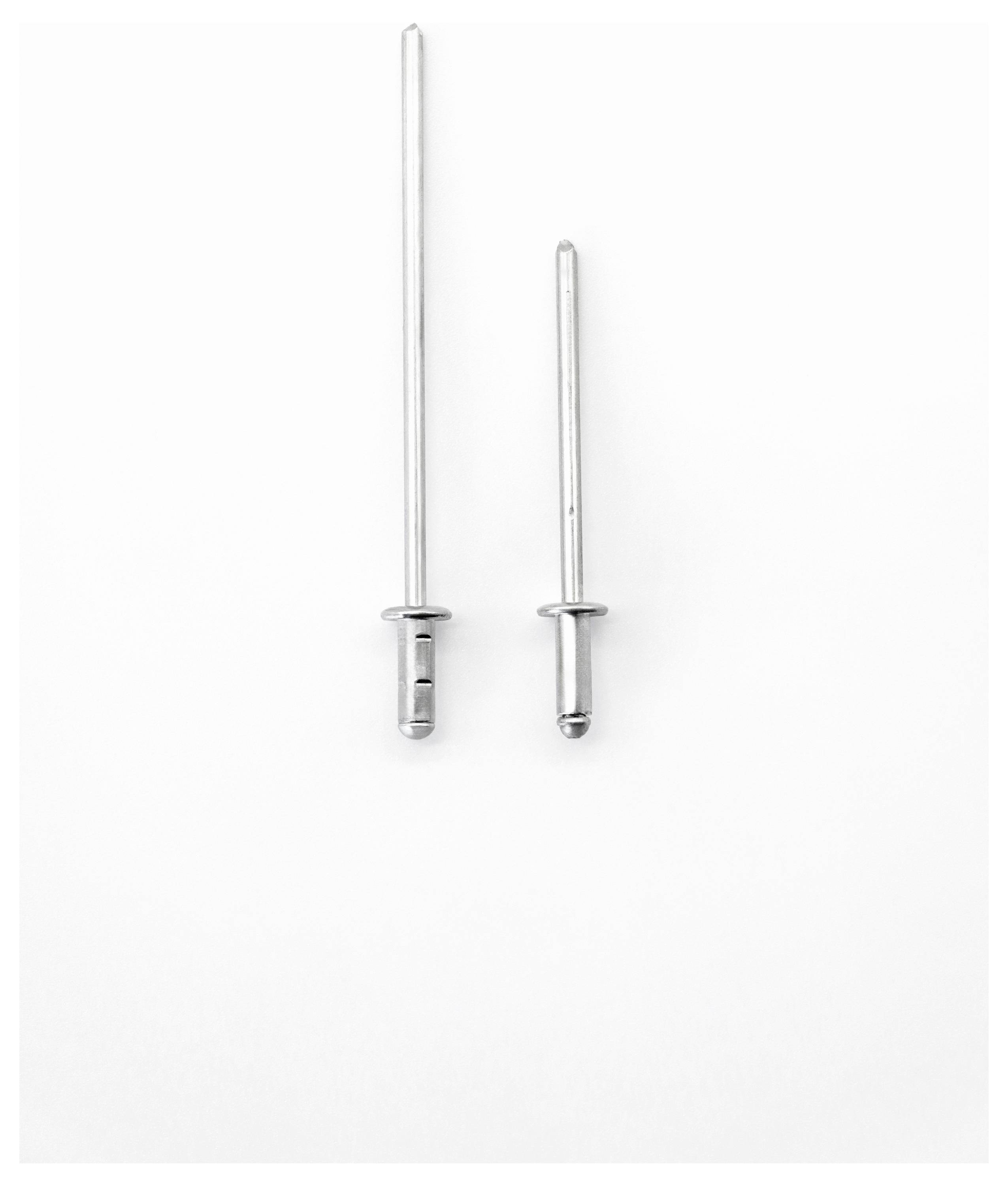 Dwa metalowe nity na białym tle, jeden dłuższy od drugiego, służące do łączenia materiałów poprzez nitowanie.