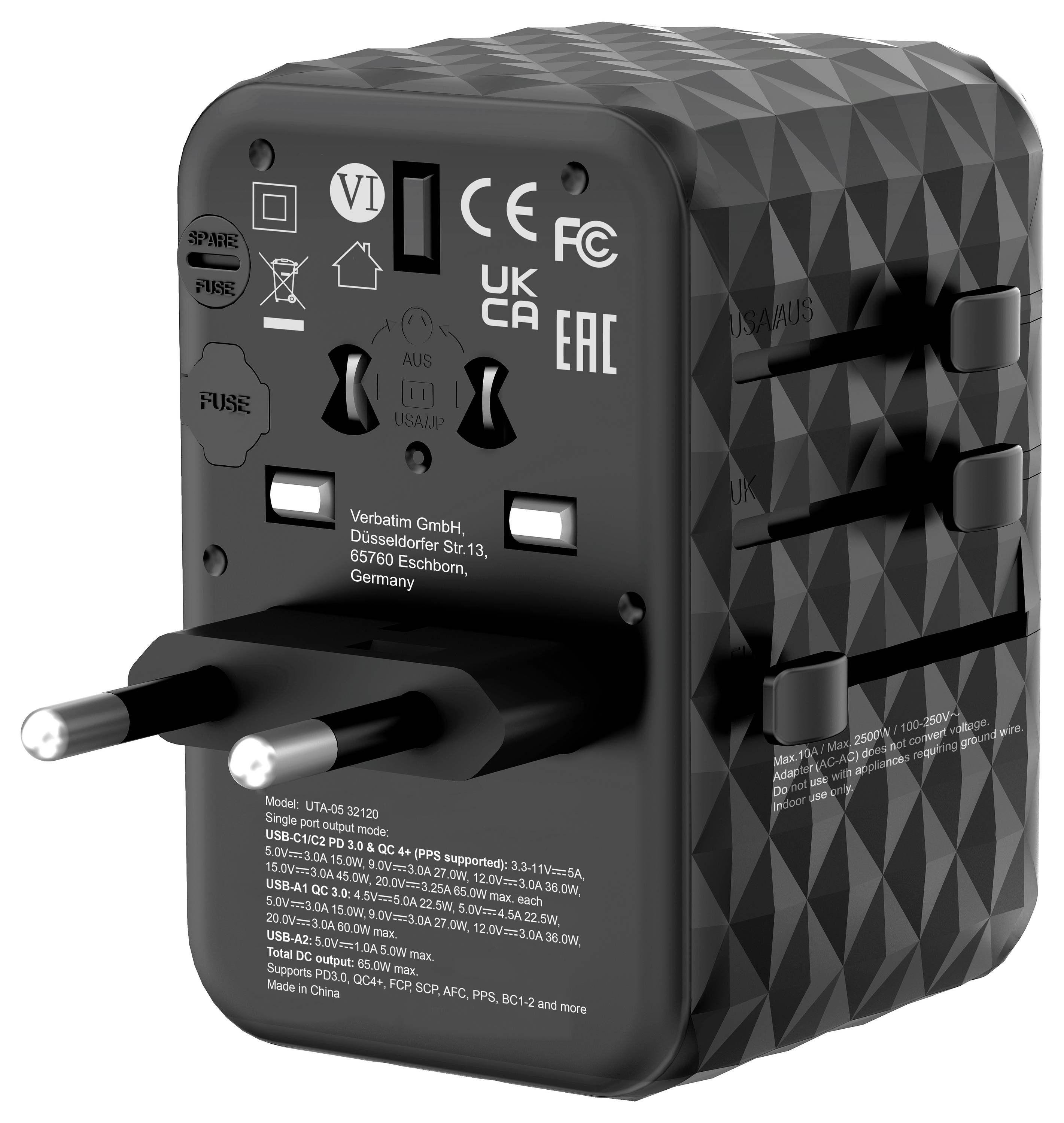 Czarny adapter podróżny z wtyczką europejską, różnymi opcjami wtyczek z boku oraz kilkoma oznaczeniami certyfikacyjnymi.