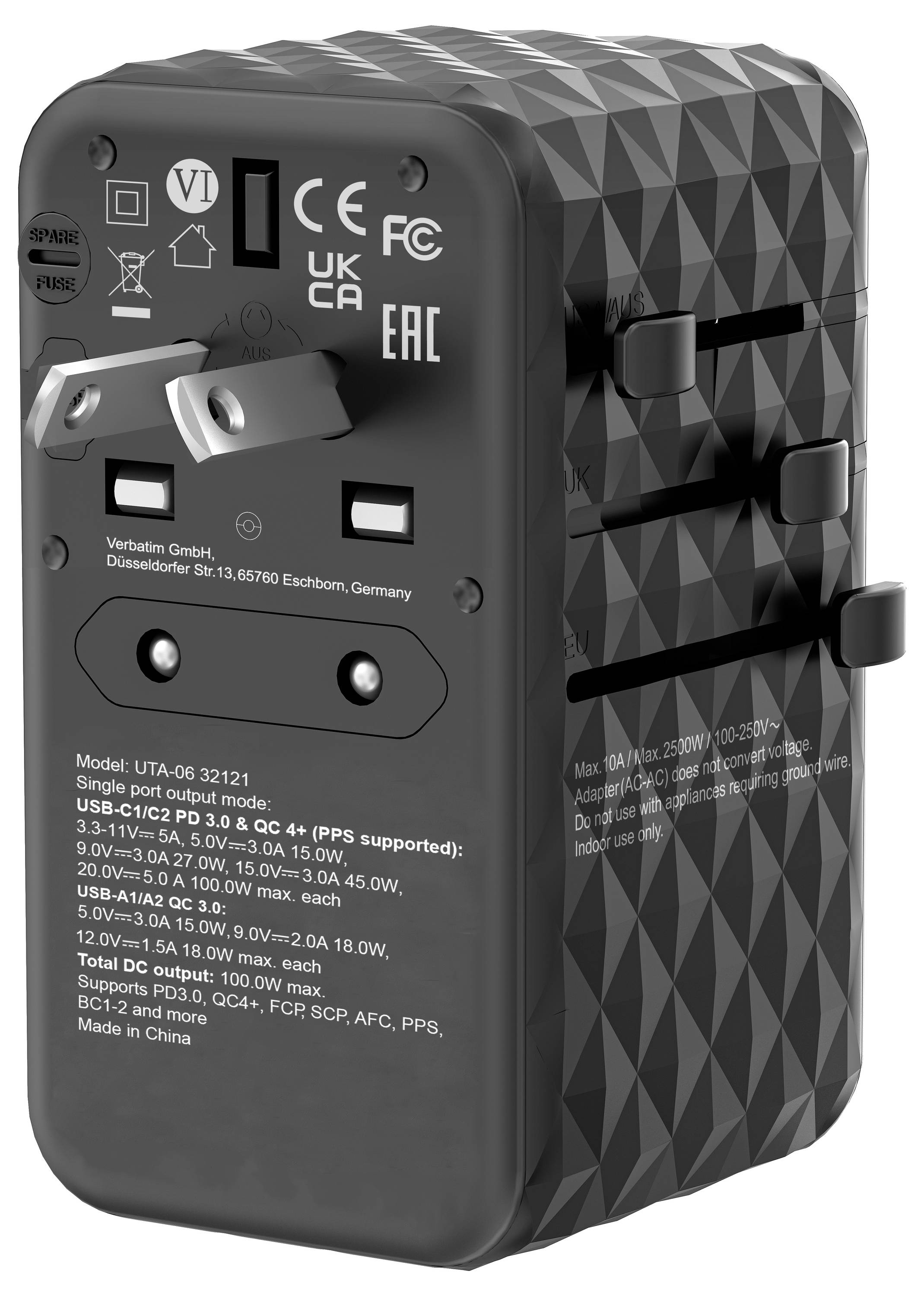 Czarny adapter podróżny z różnymi opcjami wtyczek i szczegółami technicznymi na tylnej stronie. Odpowiedni do użytku na całym świecie.