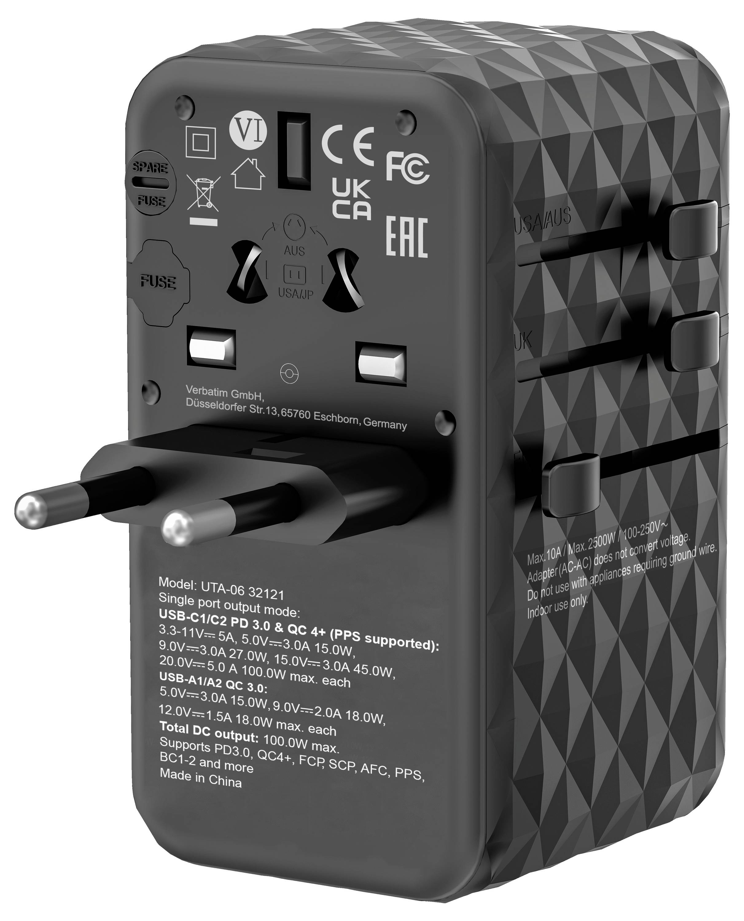 Adapter podróżny z dwoma gniazdkami elektrycznymi i portami USB. Oznaczenia: UKCA, CE. Odpowiedni dla różnych typów wtyczek zagranicznych.