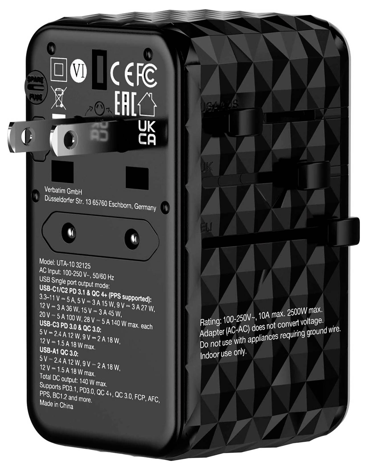 Czarny adapter uniwersalny z chowanymi wtyczkami oraz międzynarodowymi certyfikatami na tylnej stronie, w tym CE i FCC.