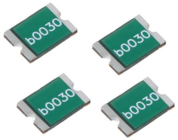 Cztery zielone elektroniczne komponenty SMD z białym napisem 'b0030', ułożone równomiernie.