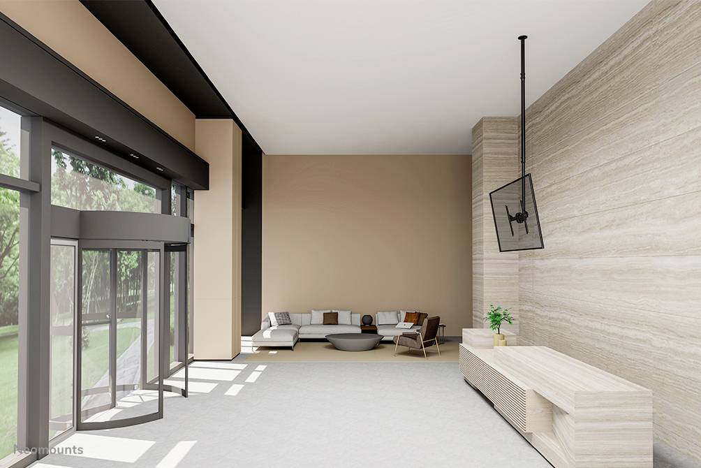 Nowoczesna przestrzeń mieszkalna z dużymi oknami, narożną sofą i jasnym drewnianym meblarstwem. Światło dzienne wpada przez okna.